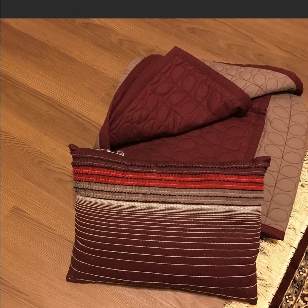 BRAND NEW TWIN REVERSIBLE QUILT WITH SMALL PILLOW